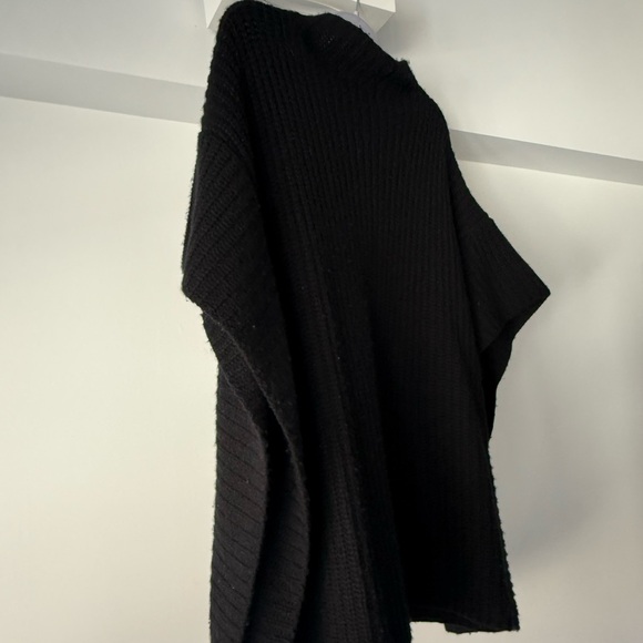 Henri Bendel knit poncho - Picture 5 of 6